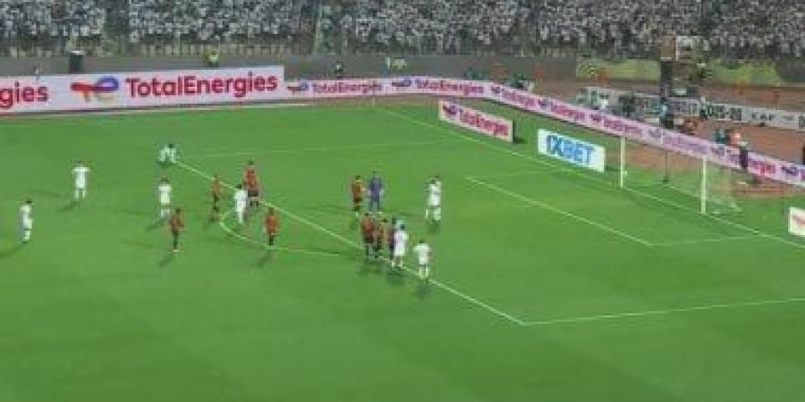 لاعبو اتحاد العاصمة يوجهون التحية لجماهيرهم لحظة وصولهم ملعب القاهرة.. فيديو