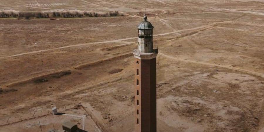 تعود للقرن الـ18.. منارة أستراخان الصحراوية تثير الدهشة وسط سهوب روسيا القاحلة