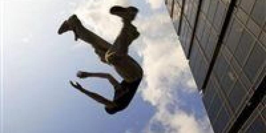 مأساة في 6 أكتوبر.. عامل دليفري يسقط من الطابق الثالث