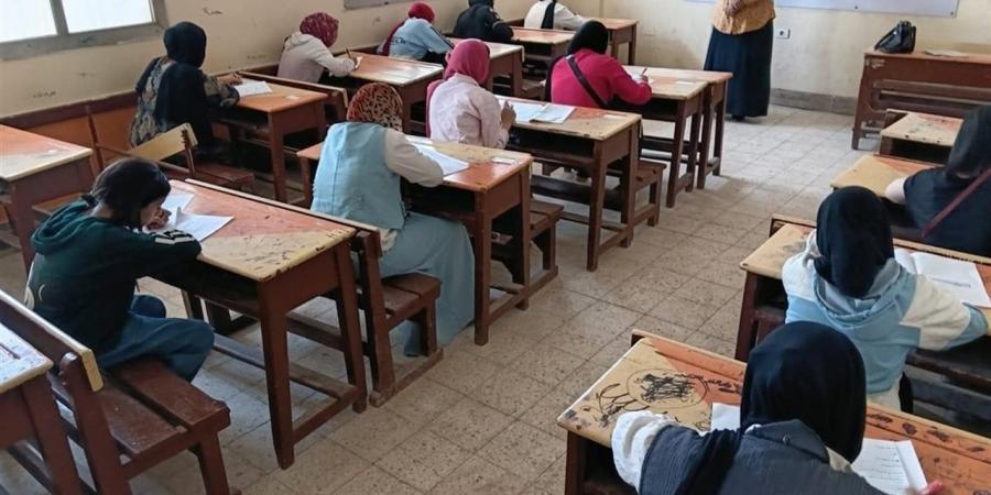 مدير تعليم القاهرة تتفقد امتحانات الفصل الدراسي الثاني وتؤكد الانضباط