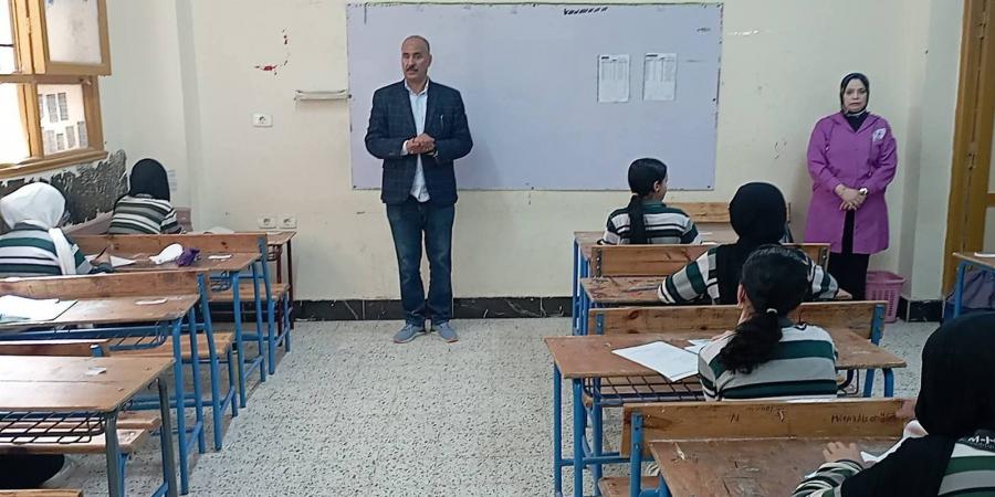 وكيل تعليم بني سويف يتابع انتظام امتحانات النقل بمدرسة محمود حمد الرسمية لغات