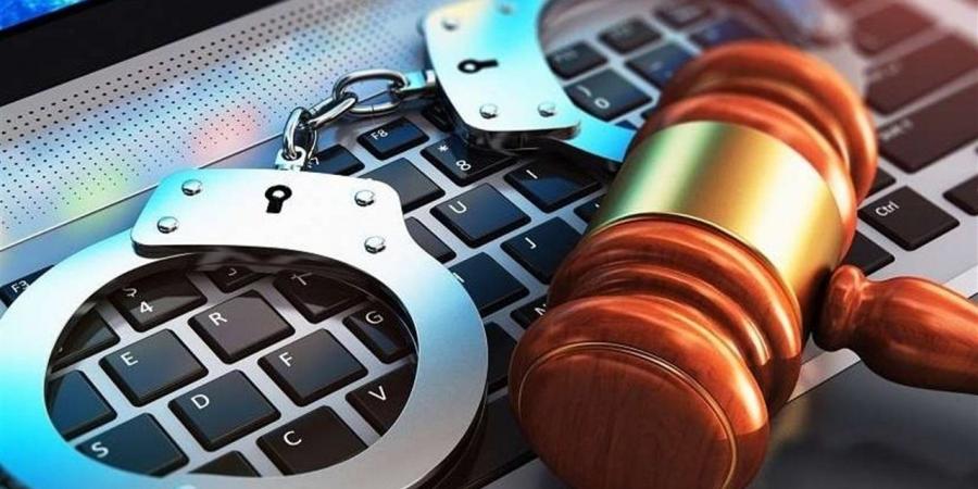 تسريب المحادثات الخاصة على الإنترنت.. متى تتحول إلى جريمة؟