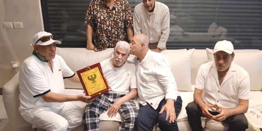 نجوم الكرة فى بورسعيد يزورون حسن شحاتة للاطمئنان عليه.. صور