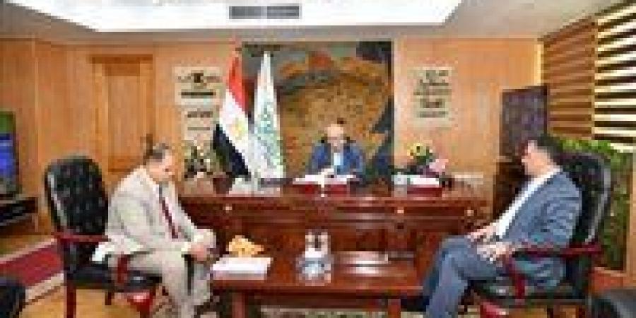 محافظ الفيوم يبحث مع وفد شركة "فينوس" التوسع في توزيع اللمبات الموفرة وتعزيز جهود ترشيد الطاقة والمياه
