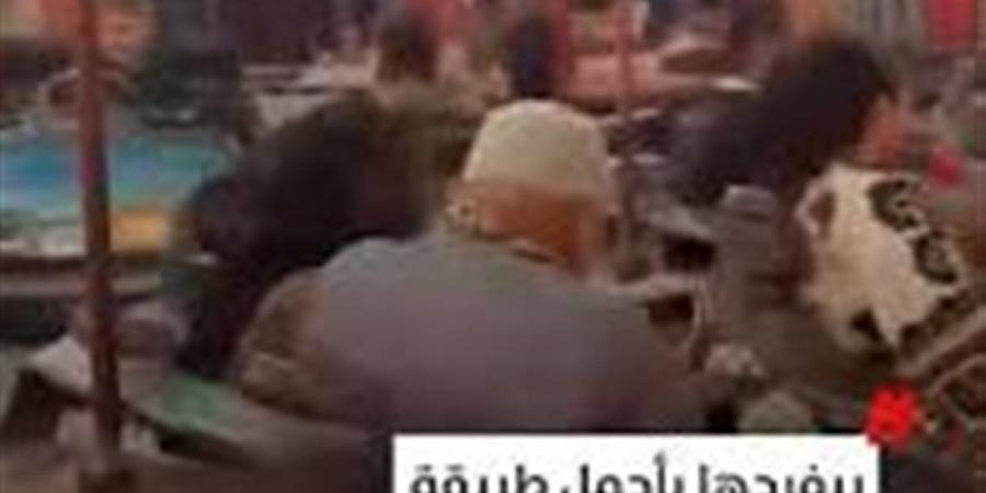 بيفرحها بأجمل طريقة.. زوج وزجته في عربات التصادم بالملاهي (فيديو)