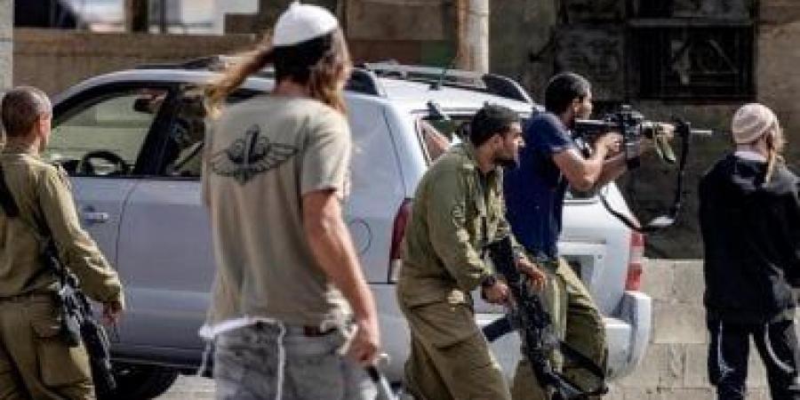 مستوطنون يواصلون اعتداءاتهم على مقبرة شرق بيت لحم