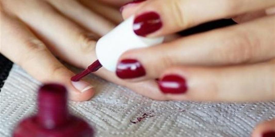 أمينة الفتوى: الصلاة بطلاء الأظافر صحيحة