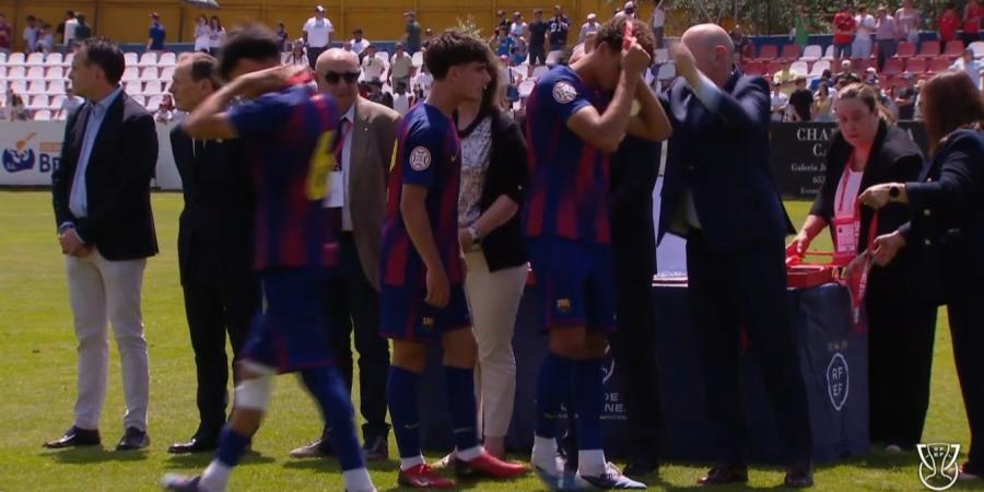 حمزة عبد الكريم يرفض ارتداء فضية كأس الأبطال بعد الخسارة أمام الريال.. صور