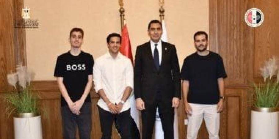 وزير الرياضة يكرم 3 من أبطال الاسكواش تقديرا لإنجازاتهم المميزة