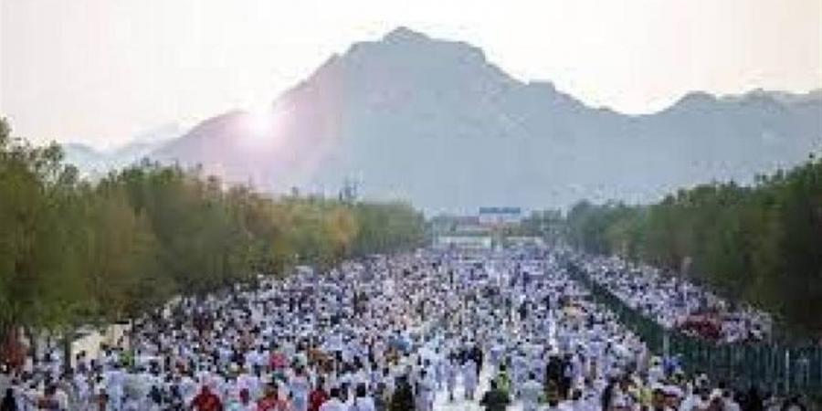 حجاج بيت الله الحرام يقفون على صعيد عرفات (بث مباشر)