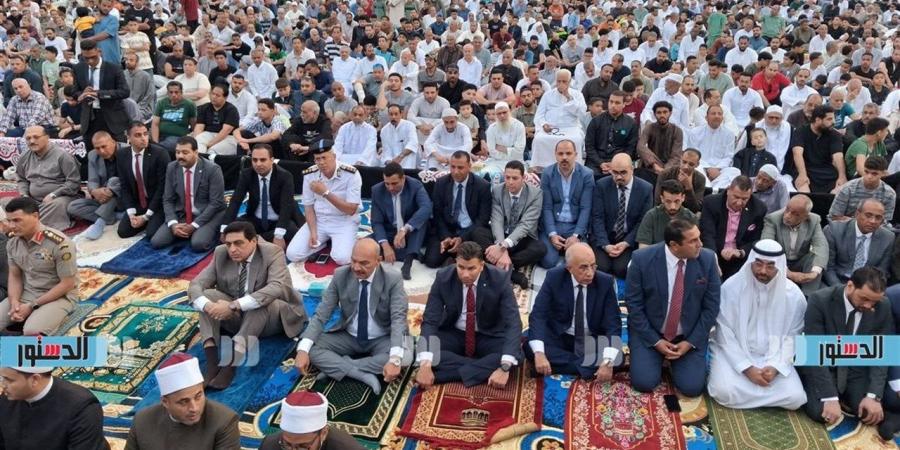 آلاف المواطنين يؤدون صلاة عيد الأضحى بساحة الخالدين فى السويس بحضور المحافظ