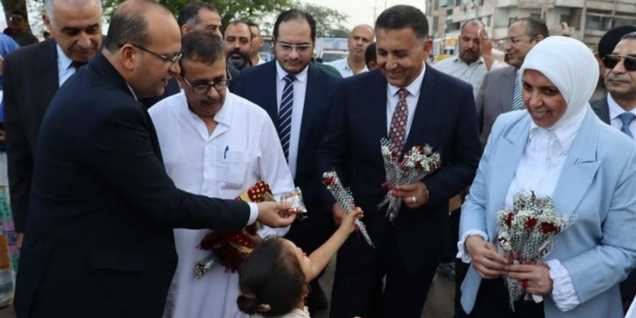 محافظ القليوبية يشارك المواطنين فرحتهم ويوزع الورود والهدايا على كورنيش النيل ببنها