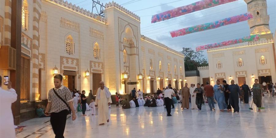 تساقط البالونات على المصلين بالسيدة نفيسة في أجواء فرح العيد (صور)