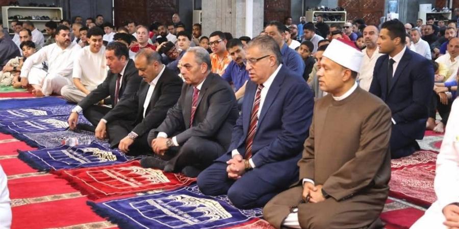 محافظ الإسماعيلية يؤدي صلاة عيد الأضحى بمجمع الشهداء ويشارك المواطنين فرحتهم