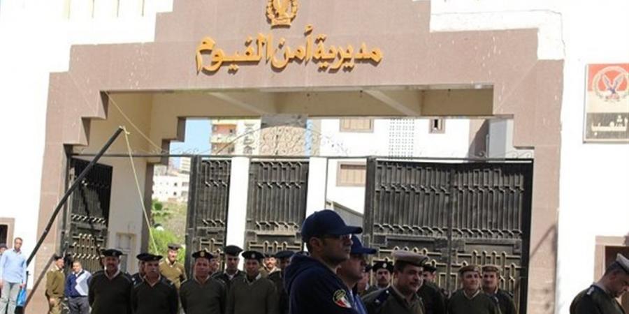 الأب المتهم بقتل طفلته في الفيوم يمثل جريمته