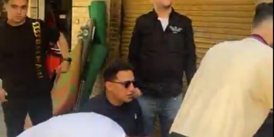 جنب صاحبه.. رضا البحراوي يشارك في جنازة والد حمو بيكا| صور