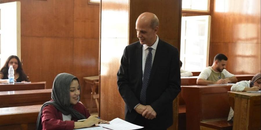 رئيس جامعة بني سويف يتفقد لجان امتحانات نهاية العام بكليتي الحقوق والتجارة