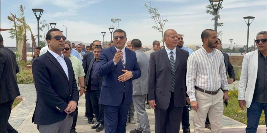 استجابة سريعة لحماية المواطنين.. تأمين جزء مكشوف بكورنيش قنا وتركيب حواجز حديدية