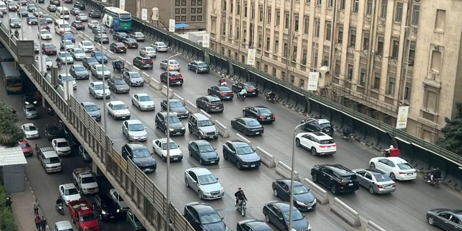كثافات مرورية بالقاهرة والجيزة مع عودة الموظفين للعمل وانتظام الحركة بالمحاور الرئيسية