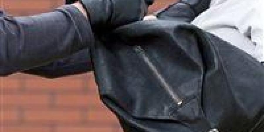خطفها دراجة نارية.. ضبط عاطل سرق حقيبة موظفة بالعمرانية