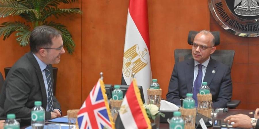 وزير الاستثمار يلتقي السفير البريطاني لتعزيز الشراكة الاقتصادية