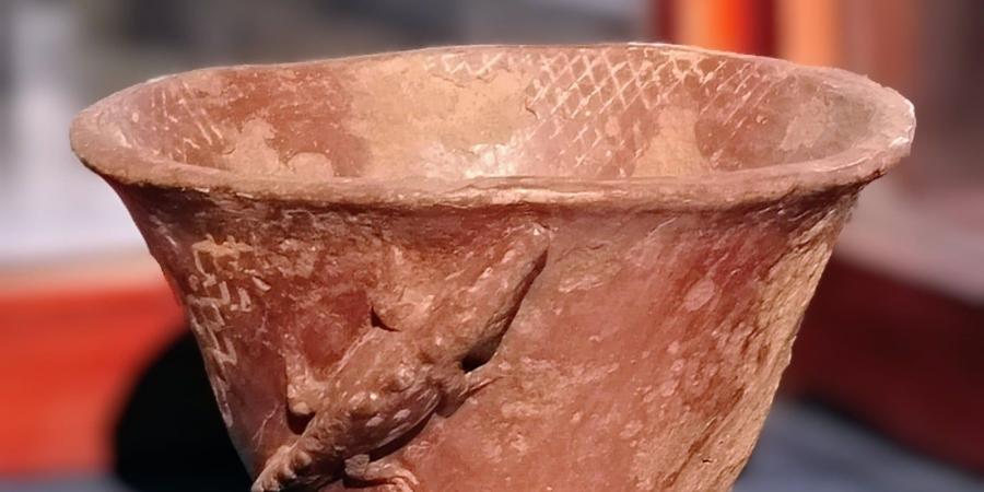 مقتنيات المتحف المصرى.. وعاء مزخرف بالتماسيح