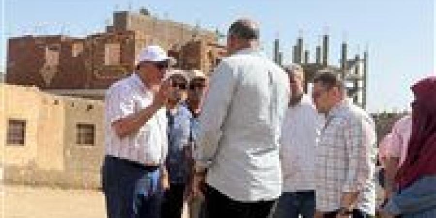 محافظ قنا يُحيل رئيسي قريتي الكلالسة وخزام للتحقيق لتقاعسهما في إزالة الإشغالات