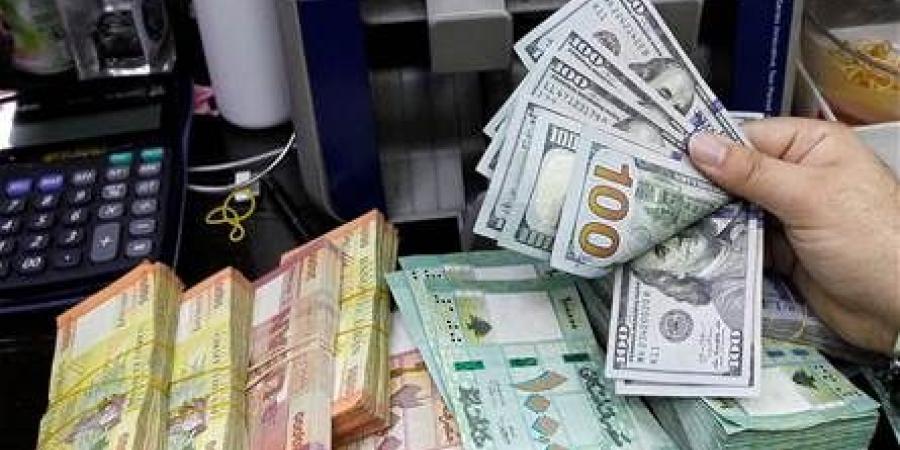 "مصدر للدولارات".. خطوة من "صرافين" في السوق