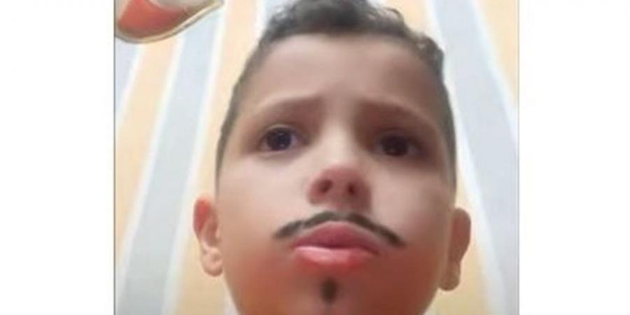 طفل يحاكي الشيخ أحمد نعينع في تلاوة القرآن ويخطف الترند (فيديو)