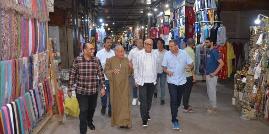 محافظ الأقصر يتفقد عددًا من المواقع بمدينة البياضية ويوجه بدراسة مطالب المواطنين