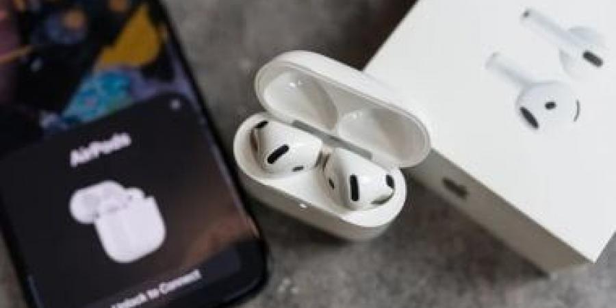 كم عمر سماعات AirPods؟ تجارب المستخدمين تكشف العمر الحقيقى للسماعات اللاسلكية