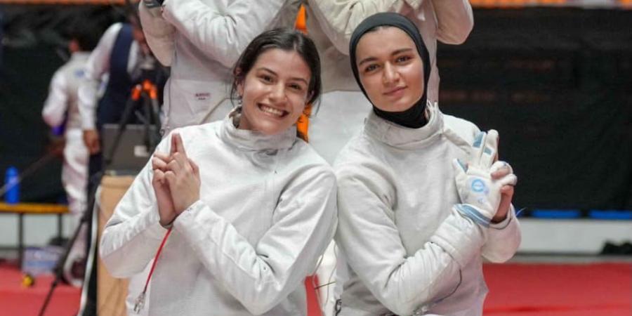 رئيس جامعة القاهرة يهنئ الطالبة العنود حجازي بعد تتويجها بذهبية الفرق في بطولة أفريقيا لسلاح الشيش