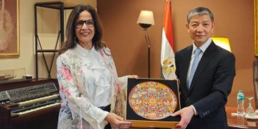 وزيرة الثقافة تبحث مع السفير الصينى سبل تعزيز التعاون الثقافى بين البلدين