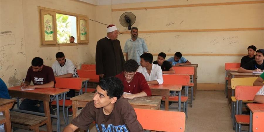 رئيس المنطقة الأزهرية بالقليوبية يتفقد لجان الشهادة الثانوية