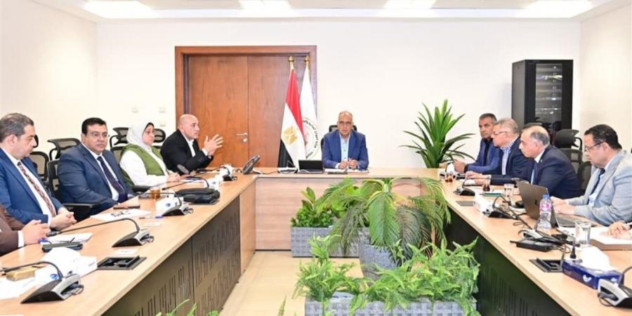 وزير الري يتابع خطة تنفيذ المشروع القومي لتأهيل المنشآت المائية في مصر
