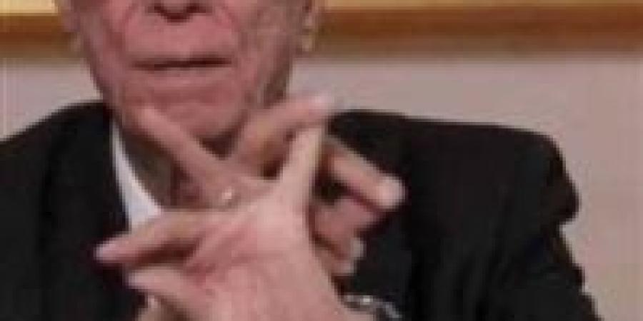 الصداع والقيء وزغللة العين.. ثالوث خطير يحذر منه حسام موافي