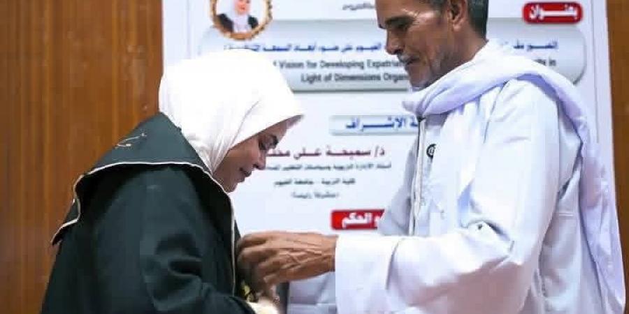 "كلمات ابنتي جبرت خاطري".. والد الدكتورة شيماء يروي رحلة كفاح من الفيوم إلى أكتوبر من أجل تعليم بناته