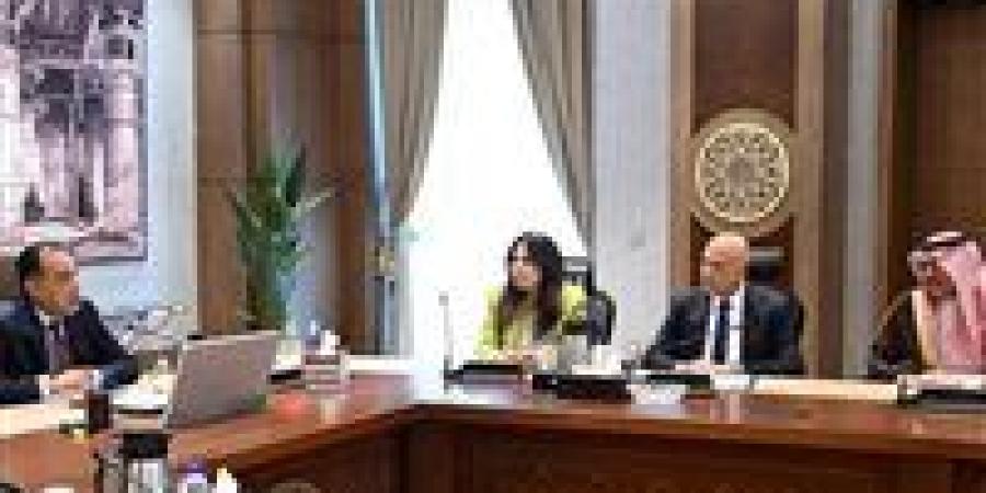 رئيس الوزراء يلتقي مسئولي شركة "أكوا باور" لمناقشة أطر التعاون في تنفيذ مشروعات تحلية مياه البحر