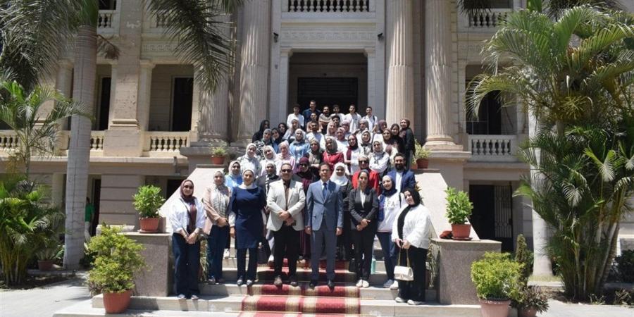 رئيس جامعة بنها يستعرض مشاريع تخرج طلاب قسم الإعلان والطباعة والنشر بالفنون التطبيقية
