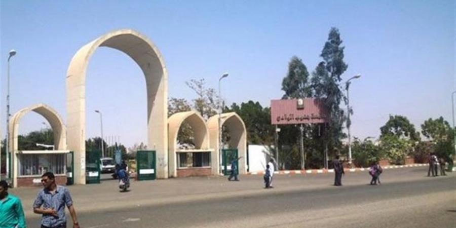 تطوير منظومة المشتريات والمخازن إلكترونيًا.. رئيس جامعة قنا يتابع تنفيذ تطبيق "شراء"