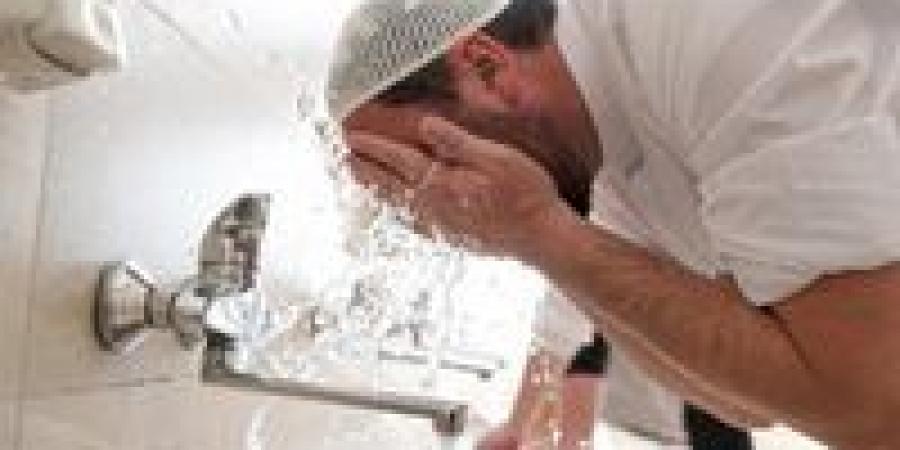 هل المسح على الشراب مع الشك في الطهارة يُبطل الصلاة؟.. أمين الفتوى يجيب