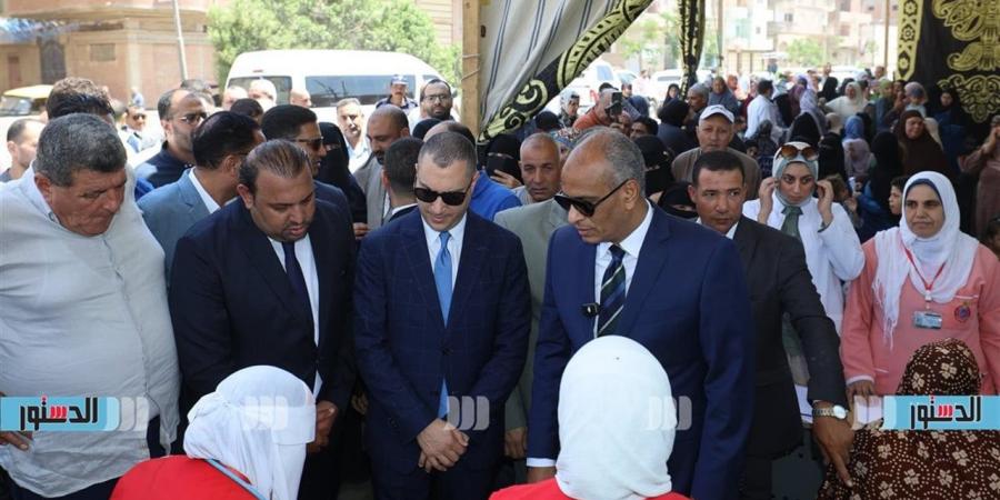 قافلة طبية للكشف مجانا على إحدى قرى كفر الشيخ.. والمحافظ ندعم الأسر الأولى بالرعاية
