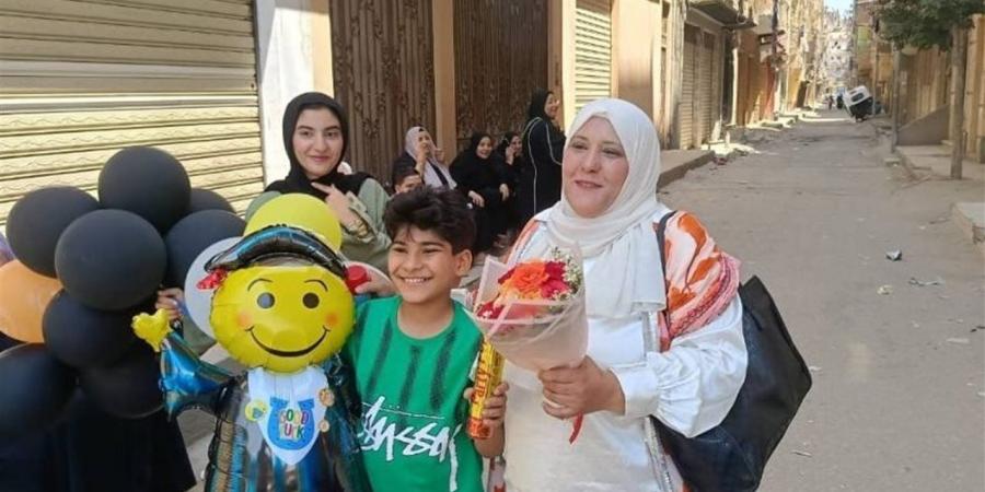 أمهات المنوفية يستقبلن أبناءهن بالورود والشيكولاتة عقب انتهاء امتحانات الإعدادية