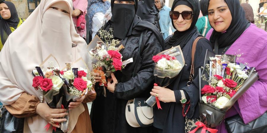 أمهات الشرقية يستقبلن أبنائهن بالورود والشوكولاته عقب انتهاء امتحانات الإعدادية