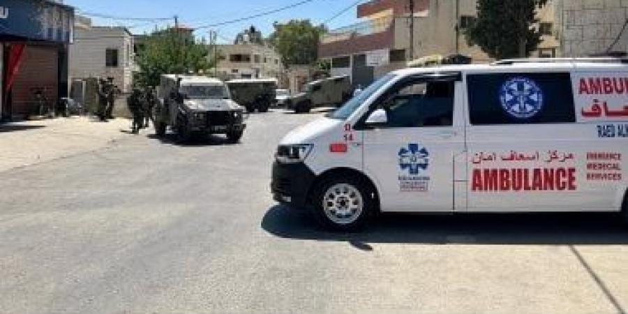 جرح 4 فلسطينيين وإغلاق طريق خلال اعتداءات للمستوطنين غرب رام الله