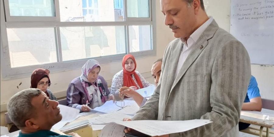 مدير تعليم الإسكندرية يتابع تصحيح امتحانات الإعدادية.. ويؤكد: حصول كل طالب على حقه