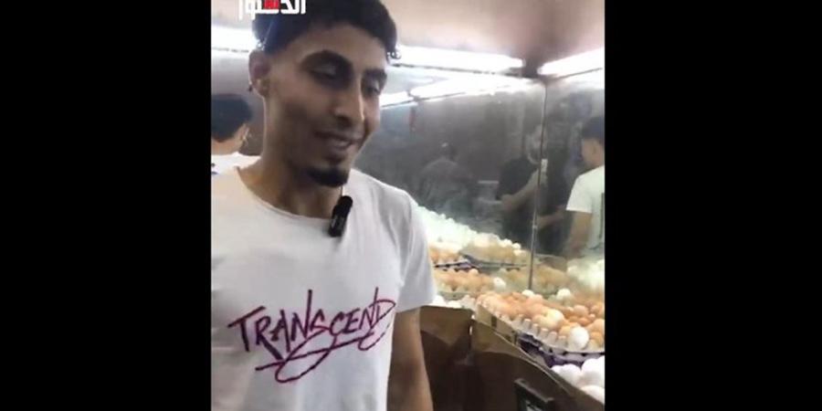 تاجر بيض: الإنتاج الغزير وارتفاع درجات الحرارة هي الأسباب الحقيقية لانخفاض الأسعار (فيديو)