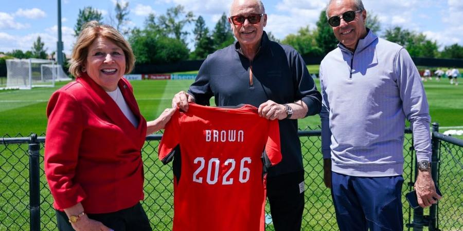 هانى أبوريدة يستقبل عمدة سبوكين ويهديها قميص منتخب مصر.. صور