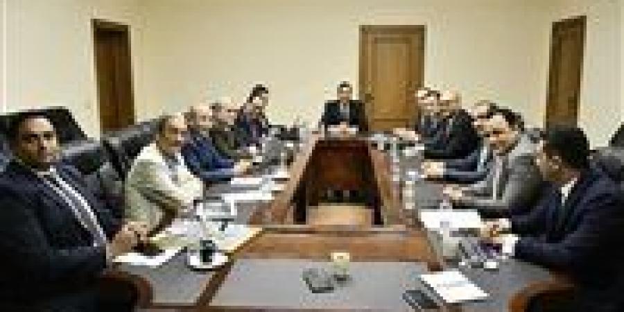 وزير الشباب والرياضة يجتمع برؤساء الاتحادات النوعية لدعم الرياضة
