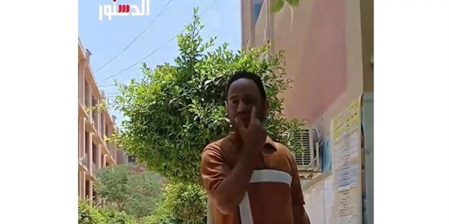 مش من حقك تمشي.. خلاف بين ولية أمر ومدرس بسبب منع ابنها من دخول الامتحان (فيديو)